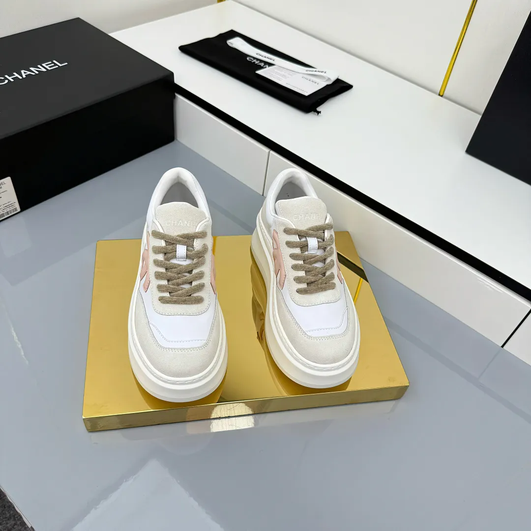 👟👟Ex-factory price 660👟👟 Top version! Chanel Chanel panda shoes! 2025 counter's top casual sports shoes. This classic design; the upper is electro-embroidered with a variety of techniques; the outsole is fashionable and sporty; the unusual inclusion of a variety of color matching elements... The diversified mix and match is very good-looking and versatile, and can be used for leisure, fashion, sports, and outdoor... ꫛꫀꪝ Go➫ Materials: ❶Upper made of: original imported first-layer silk cowhide + original waterproof cloth + original first-layer cowhide ❷Inner lining: Original Yangli+wang ❸ Outsole based on: Original TPU combination outsole Counter boutique packaging complete set for women 35–41